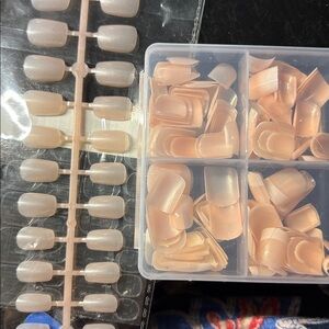 Glue-on Nails with Case